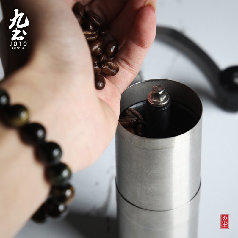 Jiutu hand-operated coffee bean grinder is portable, small and simple, ceramic grinding core, solid stainless steel and durable grinder