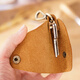 Patriot Cow (Aiguoniu) Bolsa de llave para la cadena clave de los hombres para la cintura para mujeres colgando estilo retro de cuero genuino hecho a mano Bolsa de hogar pequeño llave de hogar loco cuero creativo marrón/marrón
