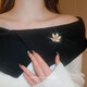 QUAMER gold store maple leaf sweater brooch design niche 2024 new high-end brooch female style light temperament electroplating-gold
