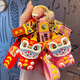 Yunxi National Trend Lion Tanz und glückliche Katze Schlüsselbund Anhänger Geschenk Cartoon Car Schlüsselbund Maskottchen Schüler Geschenkgeschenk 2 Packs-Löwen-Tanz und Lucky Cat [Red + Blue]