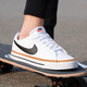 Nike (Nike) Chaussures masculines 2025 Nouvelles baskets de mode d'été Sports basses à l'usure Sports et chaussures décontractés Chaussures Skateboard Court hérité / marron blanc / demi-taille 43