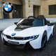 Xingchenhao BMW i8 voiture électrique pour enfants voiture à quatre roues pouvant accueillir quatre personnes, jouet pour bébé à quatre roues motrices, voiture à batterie pour enfant avec télécommande, quatre roues motrices blanches + balançoire + télécommande + siège en cuir + roues souples