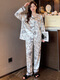 Xuan Mulin 2024 Nuevo pijama de terciopelo de oro para mujeres en primavera, otoño e invierno La ropa casera de tinta de cárdigan de manga larga se puede usar afuera de 5009 letras M Flower M