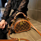 ESDS Hong Kong Marke Echtes Leder-Frauenbeutel leichte Luxus 2025 Neue, vielseitige Mini-Frauen-Handheld Small Round Bag Single-Shoulder Crossbody Bag NK/Farbblock (Theken Geschenkbox Set)