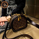 Mike Smith Bag Damenbeutel neue modische modische Handheld-Runde Tasche Frauen lässige vertikale strukturierte One-Shoulder-Rutschenbag Kaffee Farbe