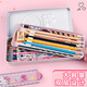 Boîte de papeterie avec multiplication Formule STRAP Multiplication Formule Watch Quicks Sand Double-couche Box Boîte de papeterie Box Iron Box Iron Box Iron Box Crayon Stérigieuse Étudiant primaire Primaire et deuxième Grade de grande capacité Simple Model 724-29 Pink Rocket Girl Girl Double-Layer Box Box Box Box Box Box Box Box Box Box 724-29 Pink Rocket Girl Double-couche
