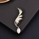 Suitable for middle leaning, fashionable tassel style feather brooch, high-end women's all-match small fragrant style pearl suit corsage, golden water drop feather 7.0*1.8cm