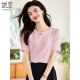 Ella disfruta de una camiseta de manga corta para mujeres, cuello redondo, top bordado informal y versátil para mujeres, camiseta, camisa de base de manga corta T143T1390