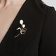 Xiaose Tulip Brooch haut de gamme Boss de luxe pour femmes Anti-ea Stone 2025 Nouveaux combinaisons accessoires de la journée du professeur cadeau Tulip Imitation Cat Eye Stone Pin XZ0094