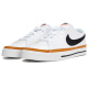Nike (Nike) Chaussures masculines 2025 Nouvelles baskets de mode d'été Sports basses à l'usure Sports et chaussures décontractés Chaussures Skateboard Court hérité / marron blanc / demi-taille 43