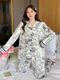 Xuan Mulin 2024 Nuevo pijama de terciopelo de oro para mujeres en primavera, otoño e invierno La ropa casera de tinta de cárdigan de manga larga se puede usar afuera de 5009 letras M Flower M