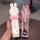 Disney Cartoon niedliche Löffel-Stäbchen-Set 304 Edelstahl tragbares Geschirr für Kinder und Schüler für eine Person, dreiteiliges Set von Little White Rabbit-Tablow (mit dreidimensionalem Aufkleber)