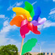 Decoración del molino de viento de la casa de productos completos coloridos de madera de madera al aire libre de color giratorio de kindergarten de plástico que sostienen juguetes de molino de viento de gran tamaño. Molillas de viento aleatorias (longitud de poste 60, diámetro 32 cm)