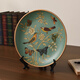 Adornos oficiales de placa de cerámica de ventas directas Tira American Country Ceramic Plate decorativo para ver la muestra de sala de estar 1047 Blue Warbler Blossom + Stand