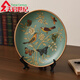 Adornos oficiales de placa de cerámica de ventas directas Tira American Country Ceramic Plate decorativo para ver la muestra de sala de estar 1047 Blue Warbler Blossom + Stand