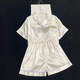 Ice Seiden-Pyjamas für Frauen in Sommerdünn-Ins-Stil, kurzärmelige Shorts-Buchstaben.