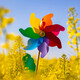 Decoración del molino de viento de la casa de productos completos coloridos de madera de madera al aire libre de color giratorio de kindergarten de plástico que sostienen juguetes de molino de viento de gran tamaño. Molillas de viento aleatorias (longitud de poste 60, diámetro 32 cm)