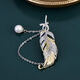 Suitable for middle leaning, fashionable tassel style feather brooch, high-end women's all-match small fragrant style pearl suit corsage, golden water drop feather 7.0*1.8cm