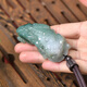 Una pieza de mano Jade Jade Pixiu de mil años, la pieza de mano de la mano de jade de gris hielo para hombres, el plato y el jade se pueden usar como colgantes de cintura, cinco pixiu estilo QZF3881i