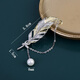 Suitable for middle leaning, fashionable tassel style feather brooch, high-end women's all-match small fragrant style pearl suit corsage, golden water drop feather 7.0*1.8cm