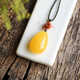 Dyn Natural Amber Beeswax colgante colgante de pollo Aceite de agua amarilla Caqueta de suéter Clarbone Collar Cablo Aceite Amarillo SD684