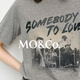 Mo/co. [Gleiches Modell in Qin Lan] Kurzärärmelte T-Shirt 2025 Spring Neue Produkte Old Rock Print Loose Mbe1Teet08 Dark Flower Grey L 170