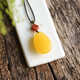 Dyn Natural Amber Beeswax colgante colgante de pollo Aceite de agua amarilla Caqueta de suéter Clarbone Collar Cablo Aceite Amarillo SD684