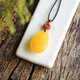 Dyn Natural Amber Beeswax colgante colgante de pollo Aceite de agua amarilla Caqueta de suéter Clarbone Collar Cablo Aceite Amarillo SD684
