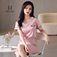 Hwhe Light Luxury Silk Silk Camiseta de manga corta para mujeres 2025 Summer Nuevo pijama sexy con almohadilla de cofre para mujeres 1345-arroz Color de albaricoque XL (120jin [Jin equivale a 0.5 kg] -140jin [Jin equivale a 0.5 kg])