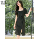 She enjoys a short-sleeved dress with a woman's neck temperament and a versatile little black dress in summer high-waisted slim dress T52Q010
