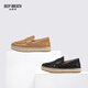 Souffle profonde souffle les chaussures de femme de la femme.