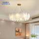 Opuyuanxing French Living Sala Chandelier 2025 Nuevo estilo crema de plumas creativas Lámpara de cristal de la luz del dormitorio principal de la luz de comedor Fuente de luz del espectro completo Fuente de luz RA9740CM1