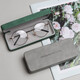 Yonghuan Brille Box fühlt sich tragbare Anti-Druck- und Anti-Druck-Ins Japanische Einfache Sonnenbrille Frauenlagerung mattbrauner Glasstuch