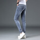 Jeans de lujo de luz para hombres 2025 Men's 2025 Spring and Summer Fino Fit Slim y Mk9901 de alta gama elástica e informal de alta gama; modelo insignia oficial 28