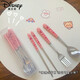 Disney Cartoon Strawberry Tischgeschirr Set dreiteiliger Kinderbär süßer frischer Schüler tragbarer Löffel Gabel Set Pink Bear Stäbchen