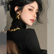 Boucles d'oreilles La rétro pour les femmes, style Hong Kong, conception de niche de luxe légère européenne et américaine, NOUVEAUX BOUCES DE CLIP DE PEUTS EAVEUR SIRGLE EXAGNÉE 925 Silver à aiguille-miaojiang (GA3527)