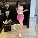Yuxi Pink-Breasted Decorative Casual Denim Shorts Frauen hohe Taille schlampig gefälschter zweiteiliger Hüft-Hip-Padd-Rock kurzer Top Cover 7029 Weißes Top + 7028 Rose Red Denim Rock S S