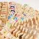 Toys pour enfants en bois Beyzk pour garçons et filles 2-3-6 ans, âgés de 100 blocs d'alphabétisation Domino Blocys 100 morceaux de Domino + Macaron 18 trous Intelligent Car Intelligent