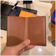 XMSJ2025 Neue M-LV-Männer und Frauen kurzer Brieftasche Mode Taxi-Kartenschlitz kurzklapper Münzen Brieftasche 2-fache Kartenbeutel Schwarzer Farbkartenbeutel mit exquisiter Geschenkbox