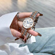 Gelangdi Light Luxury Mode Women's Watch Kalender wasserdichte Stahl Quarz Watch High-End-Sinn für Promi-Abendessen National Watch Diamond-Set Watch H9716L GOLD WEISSE SAMPFE 32mm