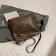 Großkapazitätstasche für Mädchen 2025 Neues Design Nische Single Schulter-Crossbody-Tasche Dreizwecker Rucksack-Tasche mit Anhänger Brown