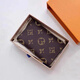 XMSJ2025 Neue M-LV-Männer und Frauen kurzer Brieftasche Mode Taxi-Kartenschlitz kurzklapper Münzen Brieftasche 2-fache Kartenbeutel Schwarzer Farbkartenbeutel mit exquisiter Geschenkbox