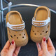Slippers pour enfants Summer 2025 Nouveaux chaussures de trou de bébé de sandales intérieures antidérapantes