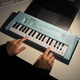 Piano électronique d'entrée de gamme pour les débutants pour enfants 37 touches peuvent jouer des instruments de musique 61 clés pour les jouets de musique à domicile pour garçons et filles 37 clés Pink Piano [ensemble 4 pièces de mise à niveau de mise à niveau]