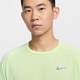 Camiseta de manga corta Nike (Nike) para hombres 2025 Summer NUEVO ARRIBA SPORT SPORTA CORRIENTE ANTERENCIA CORRECTO ALTIVO HV5204-701 Ligeramente amarillo y verde 2XL /185 /Recomendado 170-190Jin [Jin equivale a 0.5 kg]