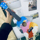 Andere Neujahrsgeschenkversammlung Ukulele DIY kleine Gitarre handgefertigtes Materialpaket Holz bemalte Graffiti Aktivität Große Menge kann reduziert werden, um Kundendienstberatung 21 Zoll zu kontrolliert werden