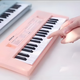 Piano électronique d'entrée de gamme pour les débutants pour enfants 37 touches peuvent jouer des instruments de musique 61 clés pour les jouets de musique à domicile pour garçons et filles 37 clés Pink Piano [ensemble 4 pièces de mise à niveau de mise à niveau]