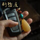 Solitary Hetian Jade Raw Stone Car Keychain Pequeño colgante para hombres y mujeres exquisitas colgantes 2025 Modelo AA878