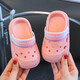 Slippers pour enfants Summer 2025 Nouveaux chaussures de trou de bébé de sandales intérieures antidérapantes
