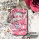 Die fünfte Identität von Sanrio Linkage Double Flash Square Badge Die fünfte Identität des Cheerleader-Nachtwächters der Fisherman Gardener Night Watchman A1428 Plain Laser-44x70mm Abzeichen